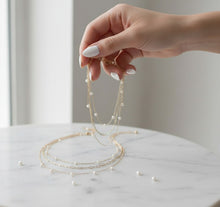 Cargar imagen en el visor de la galería, Collar Triple Perlitas de Agua Dulce