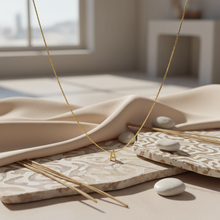 Cargar imagen en el visor de la galería, Collar Inicial Mini Dorada