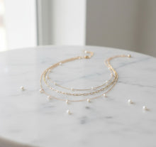 Cargar imagen en el visor de la galería, Collar Triple Perlitas de Agua Dulce