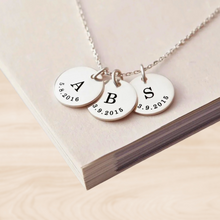 Cargar imagen en el visor de la galería, Collar 3 Monedas Inicial y Fecha