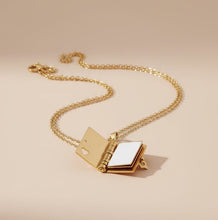 Cargar imagen en el visor de la galería, Collar Personalizable Librito