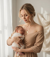 Cargar imagen en el visor de la galería, Collar Moneditas Mom