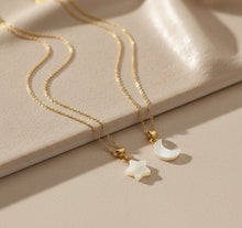 Cargar imagen en el visor de la galería, Collar Estrella y Luna Madre Perla
