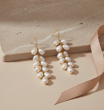 Cargar imagen en el visor de la galería, Aretes Cascada Perlas