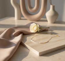 Cargar imagen en el visor de la galería, Collar Curva de Perlitas