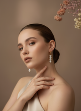 Cargar imagen en el visor de la galería, Arracadas corazones madre perla