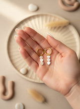 Cargar imagen en el visor de la galería, Arracadas corazones madre perla