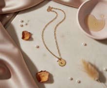 Cargar imagen en el visor de la galería, Collar Monedita con Perla