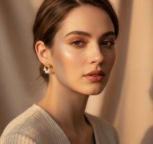 Cargar imagen en el visor de la galería, Aretes Perlitas Colgantes