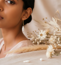 Cargar imagen en el visor de la galería, Aretes Colgantes Vico