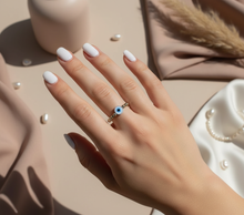 Cargar imagen en el visor de la galería, Anillo Ojito Madre Perla