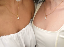 Cargar imagen en el visor de la galería, Collar Estrella y Luna Madre Perla